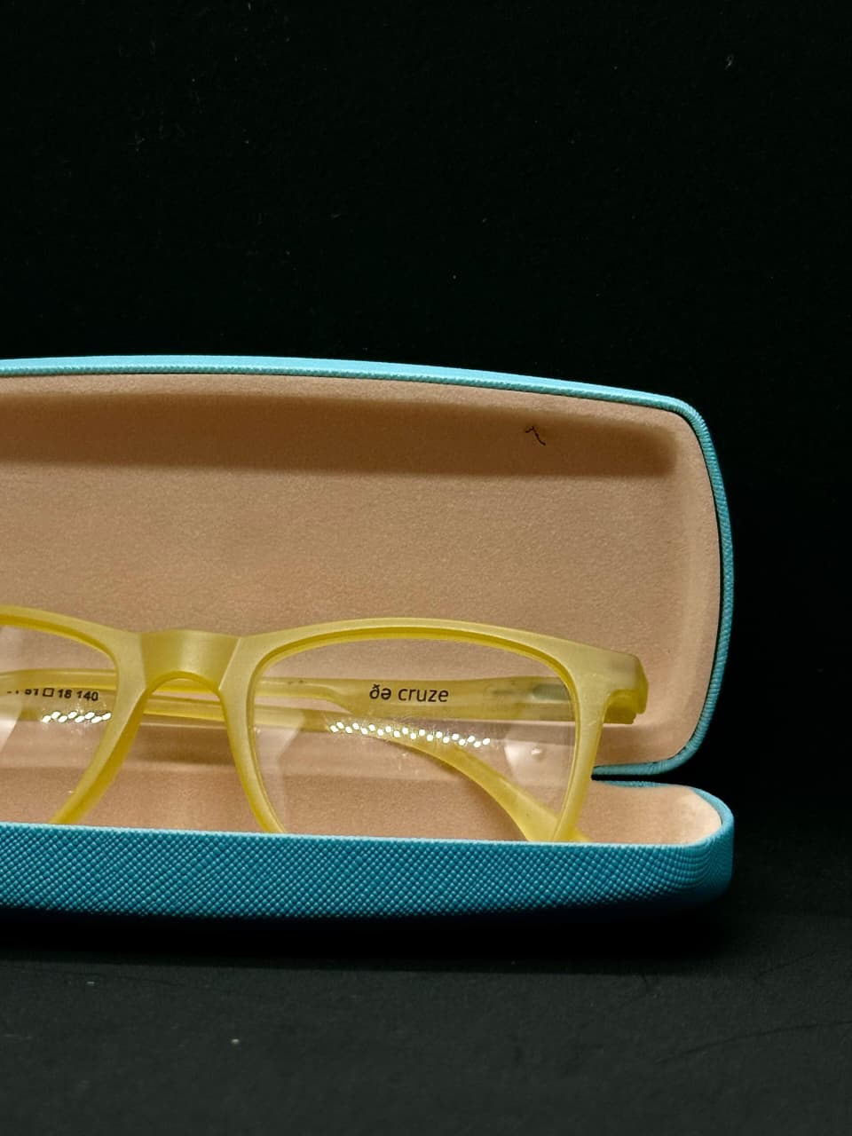 De Cruze frame on teal case